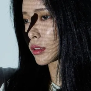 Heaze: SHE'S FINE (Random Cover - incl. Photobook, Photocard   Postcard)