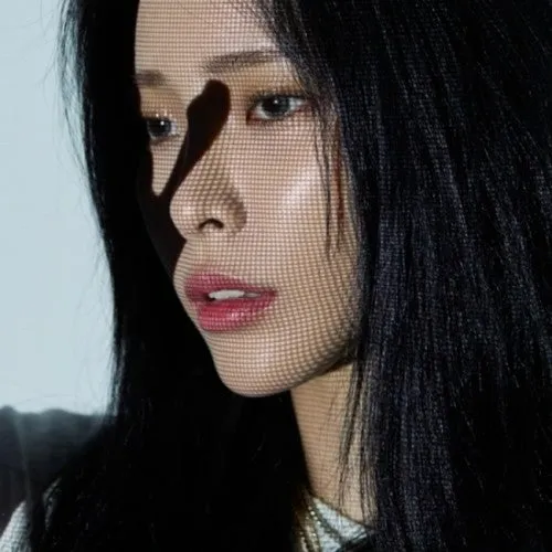 Heaze: SHE'S FINE (Random Cover - incl. Photobook, Photocard   Postcard)