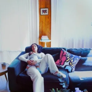 Sol, Cleo: Mother
